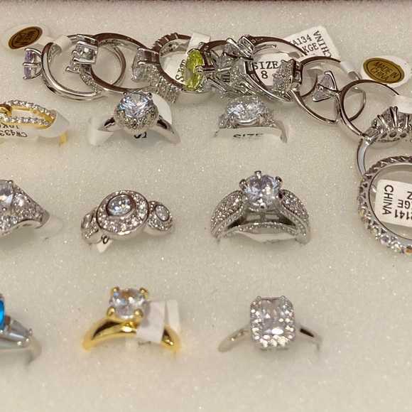 Amazing 18-Piece Assorted Designs and Sizes of Classic Rings - FREE SHIPPING! - Picture 2 of 12